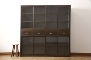 重ね戸棚を新規製作!本体に樺材、建具ガラスには気泡ガラスと花柄斜めガラスを使用。ご希望の色味に着色仕上げ。(キャビネット、食器棚、収納棚、店舗什器)