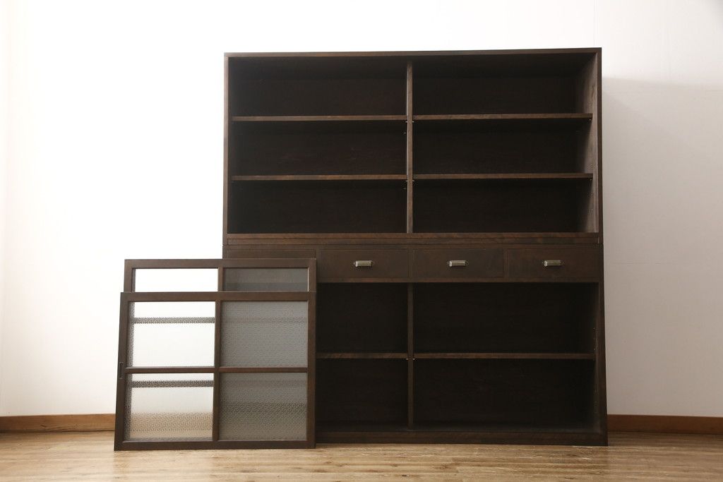 重ね戸棚を新規製作!本体に樺材、建具ガラスには気泡ガラスと花柄斜めガラスを使用。ご希望の色味に着色仕上げ。(キャビネット、食器棚、収納棚、店舗什器)