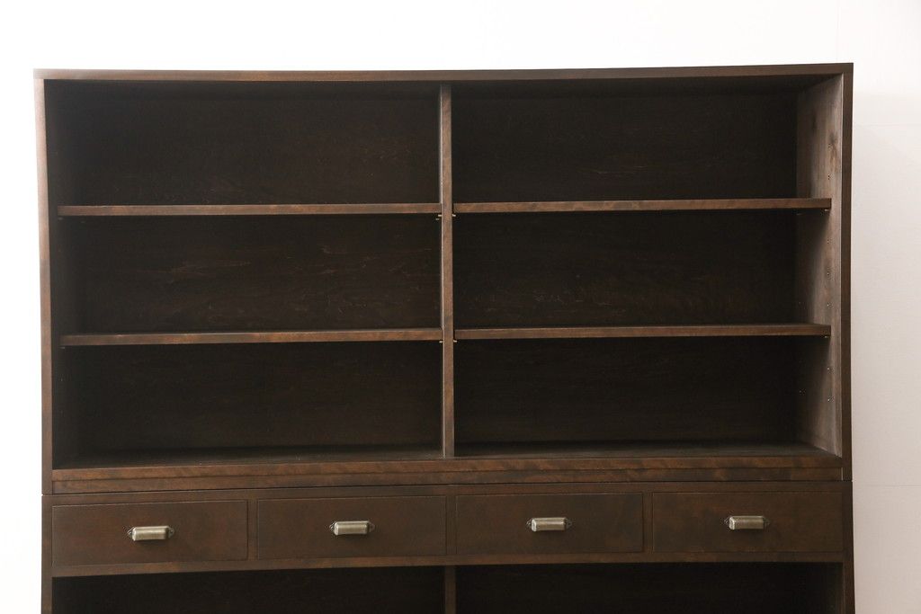 重ね戸棚を新規製作!本体に樺材、建具ガラスには気泡ガラスと花柄斜めガラスを使用。ご希望の色味に着色仕上げ。(キャビネット、食器棚、収納棚、店舗什器)