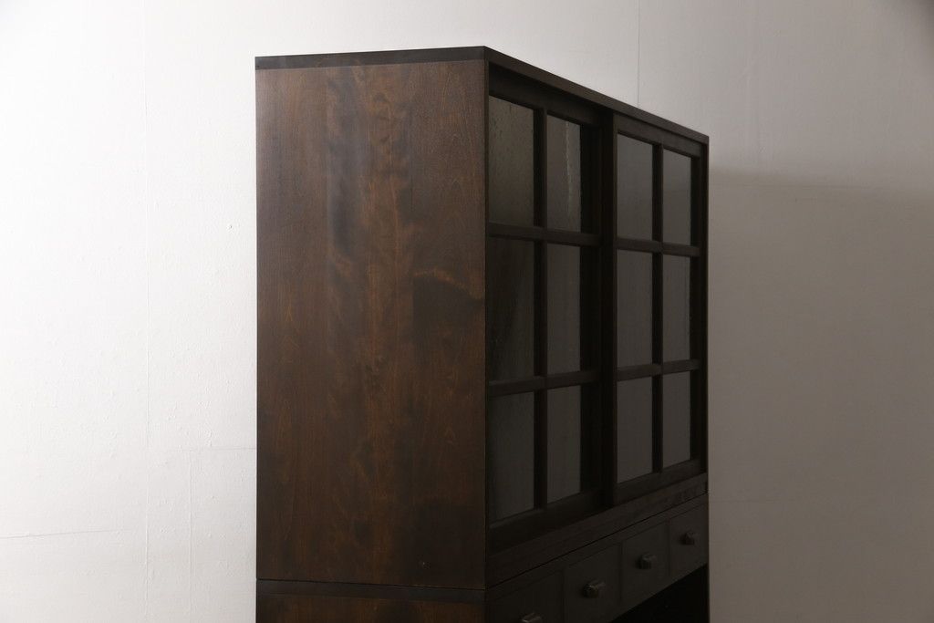 重ね戸棚を新規製作!本体に樺材、建具ガラスには気泡ガラスと花柄斜めガラスを使用。ご希望の色味に着色仕上げ。(キャビネット、食器棚、収納棚、店舗什器)