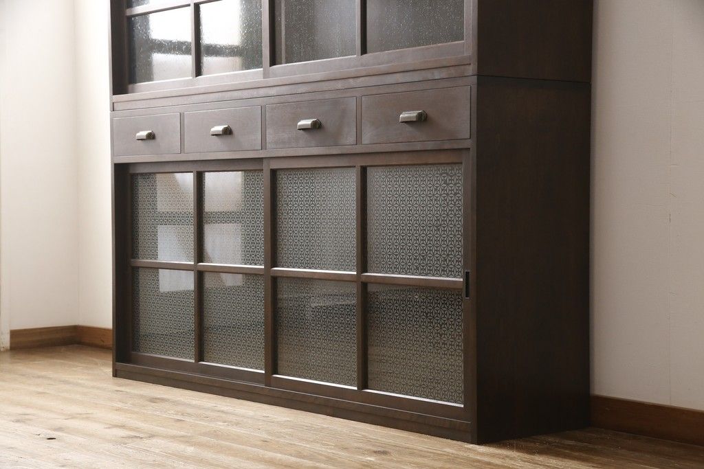 重ね戸棚を新規製作!本体に樺材、建具ガラスには気泡ガラスと花柄斜めガラスを使用。ご希望の色味に着色仕上げ。(キャビネット、食器棚、収納棚、店舗什器)