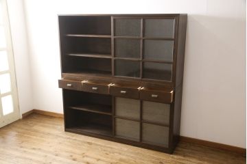 重ね戸棚を新規製作!本体に樺材、建具ガラスには気泡ガラスと花柄斜めガラスを使用。ご希望の色味に着色仕上げ。(キャビネット、食器棚、収納棚、店舗什器)