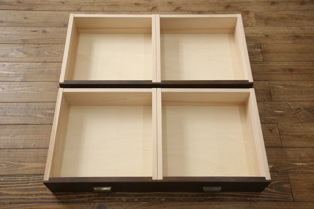 重ね戸棚を新規製作!本体に樺材、建具ガラスには気泡ガラスと花柄斜めガラスを使用。ご希望の色味に着色仕上げ。(キャビネット、食器棚、収納棚、店舗什器)