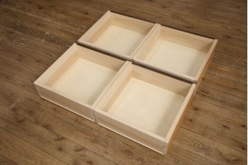 重ね戸棚を新規製作!本体に樺材、建具ガラスには気泡ガラスと花柄斜めガラスを使用。ご希望の色味に着色仕上げ。(キャビネット、食器棚、収納棚、店舗什器)