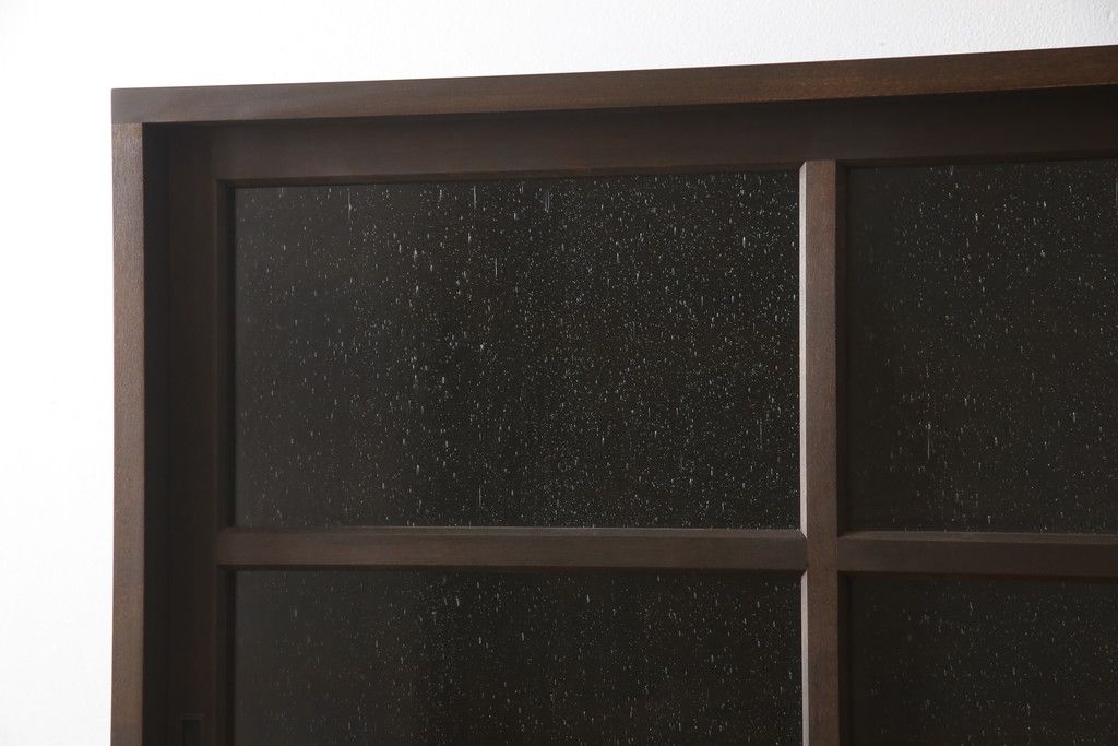 重ね戸棚を新規製作!本体に樺材、建具ガラスには気泡ガラスと花柄斜めガラスを使用。ご希望の色味に着色仕上げ。(キャビネット、食器棚、収納棚、店舗什器)