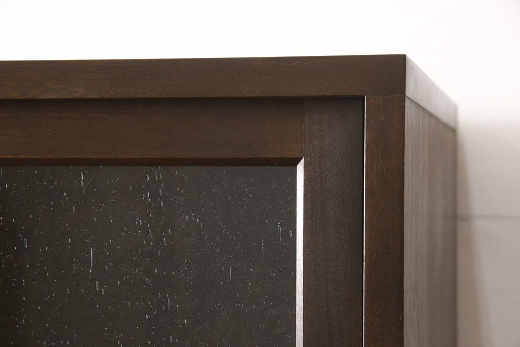 重ね戸棚を新規製作!本体に樺材、建具ガラスには気泡ガラスと花柄斜めガラスを使用。ご希望の色味に着色仕上げ。(キャビネット、食器棚、収納棚、店舗什器)