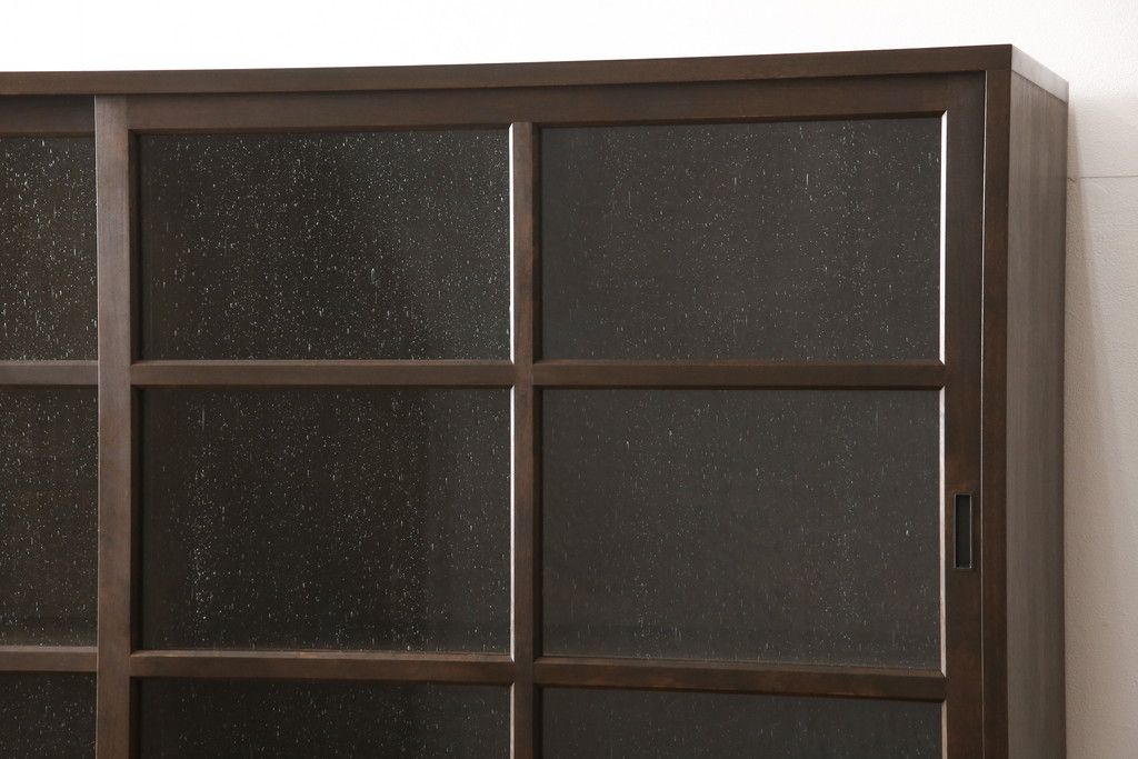 重ね戸棚を新規製作!本体に樺材、建具ガラスには気泡ガラスと花柄斜めガラスを使用。ご希望の色味に着色仕上げ。(キャビネット、食器棚、収納棚、店舗什器)