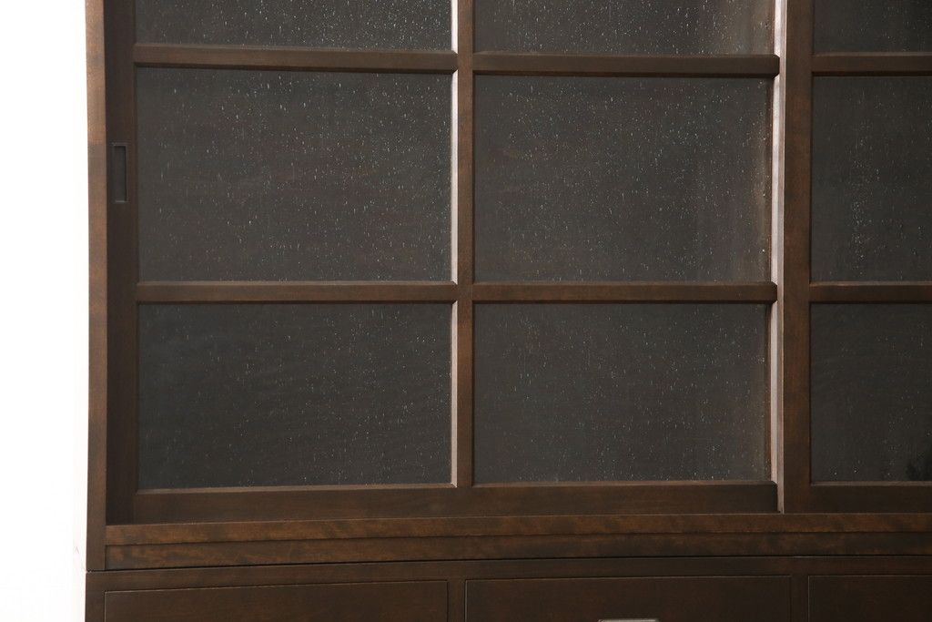 重ね戸棚を新規製作!本体に樺材、建具ガラスには気泡ガラスと花柄斜めガラスを使用。ご希望の色味に着色仕上げ。(キャビネット、食器棚、収納棚、店舗什器)