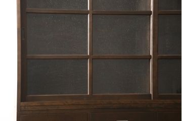 重ね戸棚を新規製作!本体に樺材、建具ガラスには気泡ガラスと花柄斜めガラスを使用。ご希望の色味に着色仕上げ。(キャビネット、食器棚、収納棚、店舗什器)