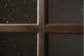 重ね戸棚を新規製作!本体に樺材、建具ガラスには気泡ガラスと花柄斜めガラスを使用。ご希望の色味に着色仕上げ。(キャビネット、食器棚、収納棚、店舗什器)