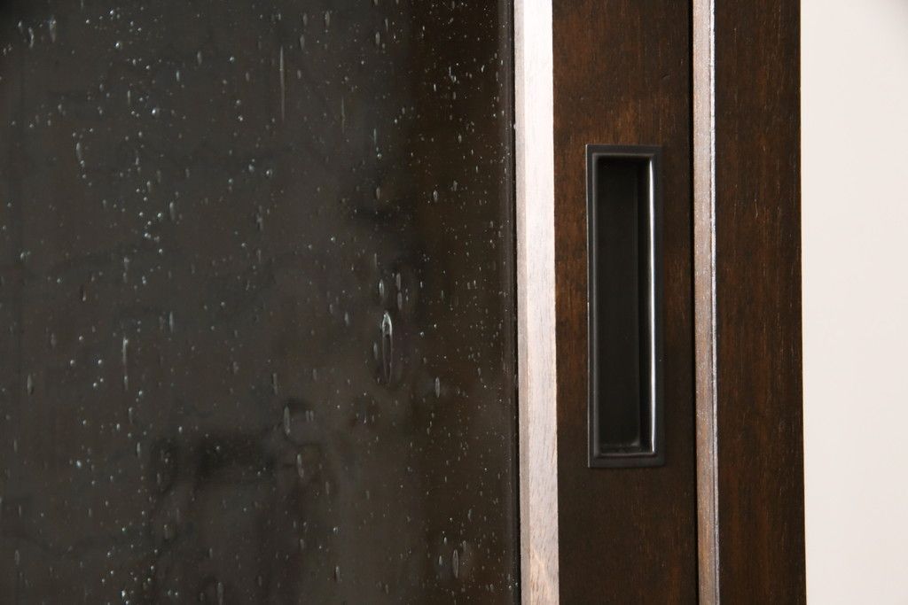 重ね戸棚を新規製作!本体に樺材、建具ガラスには気泡ガラスと花柄斜めガラスを使用。ご希望の色味に着色仕上げ。(キャビネット、食器棚、収納棚、店舗什器)