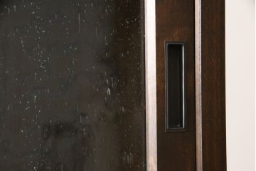 重ね戸棚を新規製作!本体に樺材、建具ガラスには気泡ガラスと花柄斜めガラスを使用。ご希望の色味に着色仕上げ。(キャビネット、食器棚、収納棚、店舗什器)