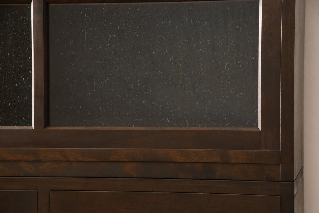 重ね戸棚を新規製作!本体に樺材、建具ガラスには気泡ガラスと花柄斜めガラスを使用。ご希望の色味に着色仕上げ。(キャビネット、食器棚、収納棚、店舗什器)