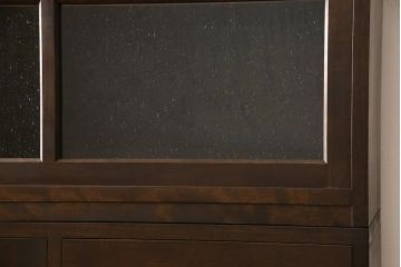 重ね戸棚を新規製作!本体に樺材、建具ガラスには気泡ガラスと花柄斜めガラスを使用。ご希望の色味に着色仕上げ。(キャビネット、食器棚、収納棚、店舗什器)