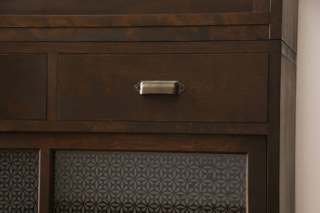 重ね戸棚を新規製作!本体に樺材、建具ガラスには気泡ガラスと花柄斜めガラスを使用。ご希望の色味に着色仕上げ。(キャビネット、食器棚、収納棚、店舗什器)