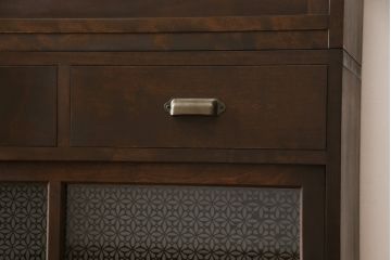 重ね戸棚を新規製作!本体に樺材、建具ガラスには気泡ガラスと花柄斜めガラスを使用。ご希望の色味に着色仕上げ。(キャビネット、食器棚、収納棚、店舗什器)