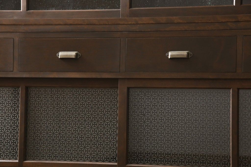 重ね戸棚を新規製作!本体に樺材、建具ガラスには気泡ガラスと花柄斜めガラスを使用。ご希望の色味に着色仕上げ。(キャビネット、食器棚、収納棚、店舗什器)