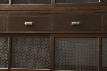 重ね戸棚を新規製作!本体に樺材、建具ガラスには気泡ガラスと花柄斜めガラスを使用。ご希望の色味に着色仕上げ。(キャビネット、食器棚、収納棚、店舗什器)