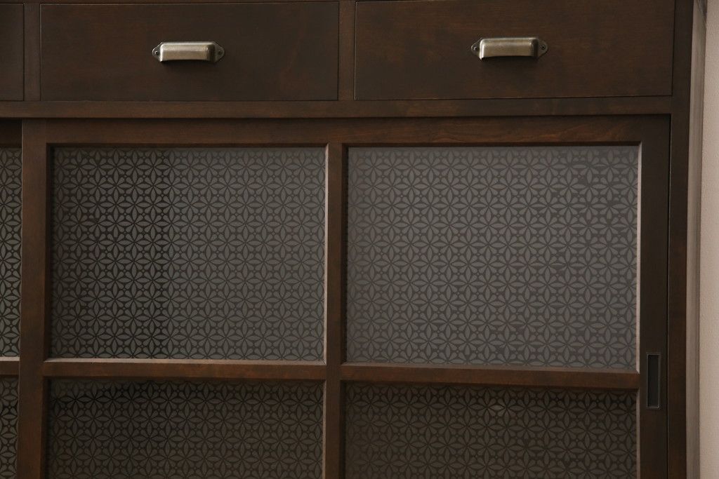 重ね戸棚を新規製作!本体に樺材、建具ガラスには気泡ガラスと花柄斜めガラスを使用。ご希望の色味に着色仕上げ。(キャビネット、食器棚、収納棚、店舗什器)