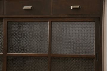 重ね戸棚を新規製作!本体に樺材、建具ガラスには気泡ガラスと花柄斜めガラスを使用。ご希望の色味に着色仕上げ。(キャビネット、食器棚、収納棚、店舗什器)