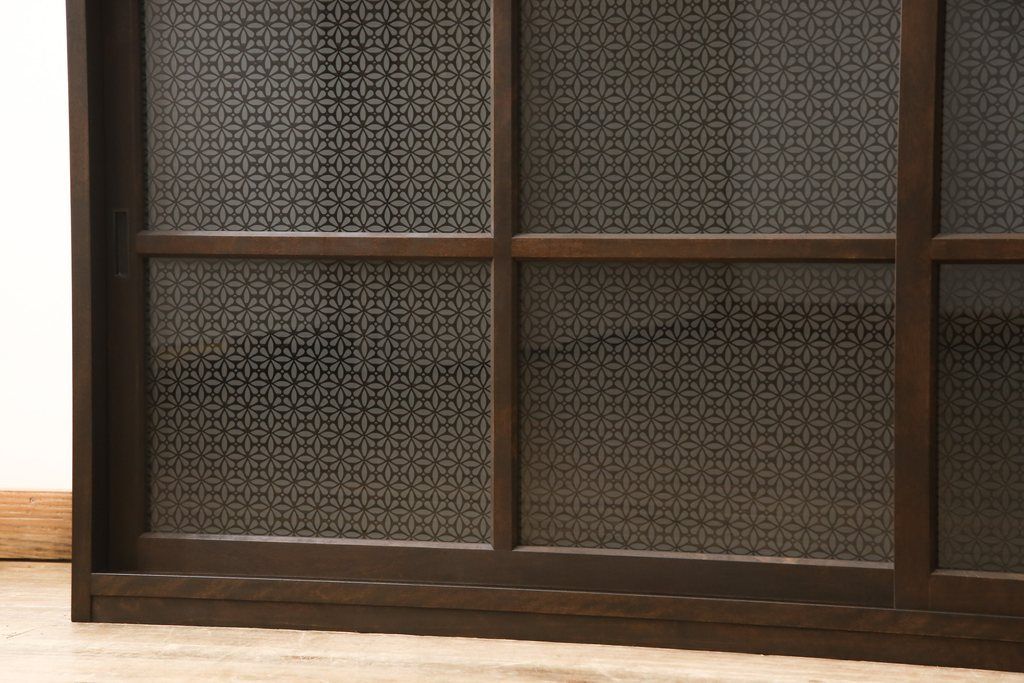 重ね戸棚を新規製作!本体に樺材、建具ガラスには気泡ガラスと花柄斜めガラスを使用。ご希望の色味に着色仕上げ。(キャビネット、食器棚、収納棚、店舗什器)