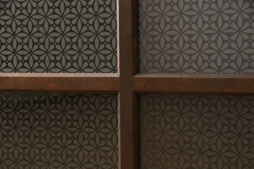 重ね戸棚を新規製作!本体に樺材、建具ガラスには気泡ガラスと花柄斜めガラスを使用。ご希望の色味に着色仕上げ。(キャビネット、食器棚、収納棚、店舗什器)