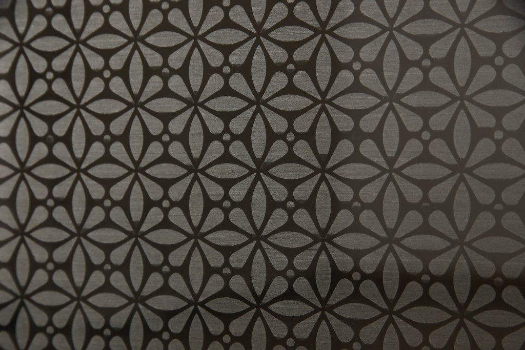 重ね戸棚を新規製作!本体に樺材、建具ガラスには気泡ガラスと花柄斜めガラスを使用。ご希望の色味に着色仕上げ。(キャビネット、食器棚、収納棚、店舗什器)