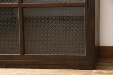 重ね戸棚を新規製作!本体に樺材、建具ガラスには気泡ガラスと花柄斜めガラスを使用。ご希望の色味に着色仕上げ。(キャビネット、食器棚、収納棚、店舗什器)