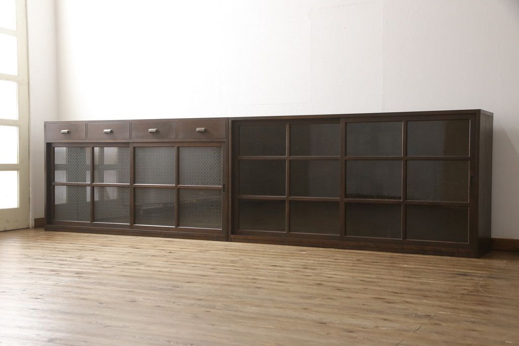 重ね戸棚を新規製作!本体に樺材、建具ガラスには気泡ガラスと花柄斜めガラスを使用。ご希望の色味に着色仕上げ。(キャビネット、食器棚、収納棚、店舗什器)