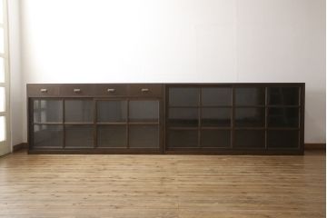 重ね戸棚を新規製作!本体に樺材、建具ガラスには気泡ガラスと花柄斜めガラスを使用。ご希望の色味に着色仕上げ。(キャビネット、食器棚、収納棚、店舗什器)