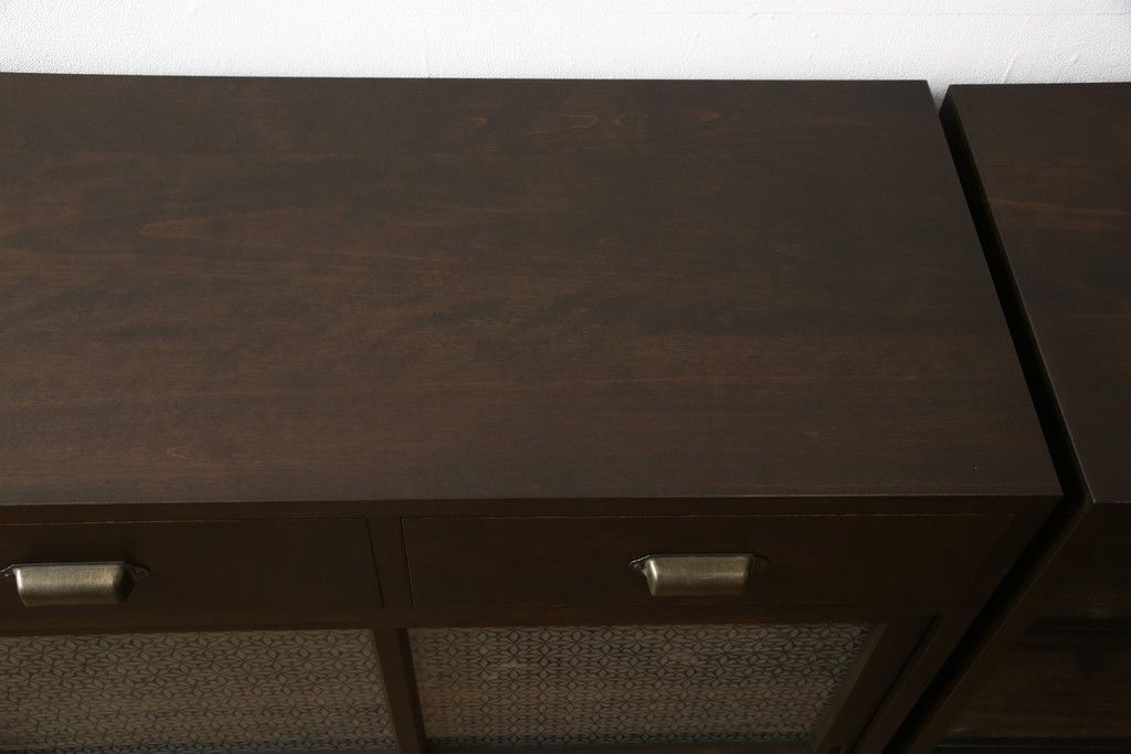 重ね戸棚を新規製作!本体に樺材、建具ガラスには気泡ガラスと花柄斜めガラスを使用。ご希望の色味に着色仕上げ。(キャビネット、食器棚、収納棚、店舗什器)