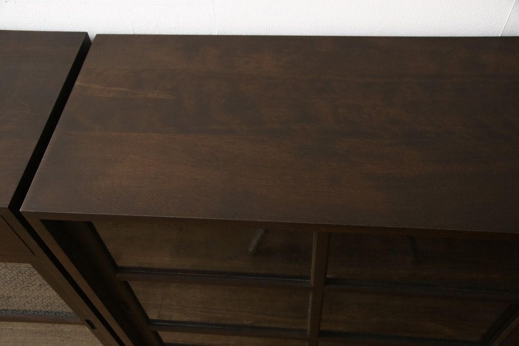 重ね戸棚を新規製作!本体に樺材、建具ガラスには気泡ガラスと花柄斜めガラスを使用。ご希望の色味に着色仕上げ。(キャビネット、食器棚、収納棚、店舗什器)