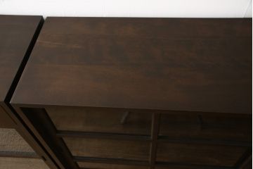 重ね戸棚を新規製作!本体に樺材、建具ガラスには気泡ガラスと花柄斜めガラスを使用。ご希望の色味に着色仕上げ。(キャビネット、食器棚、収納棚、店舗什器)