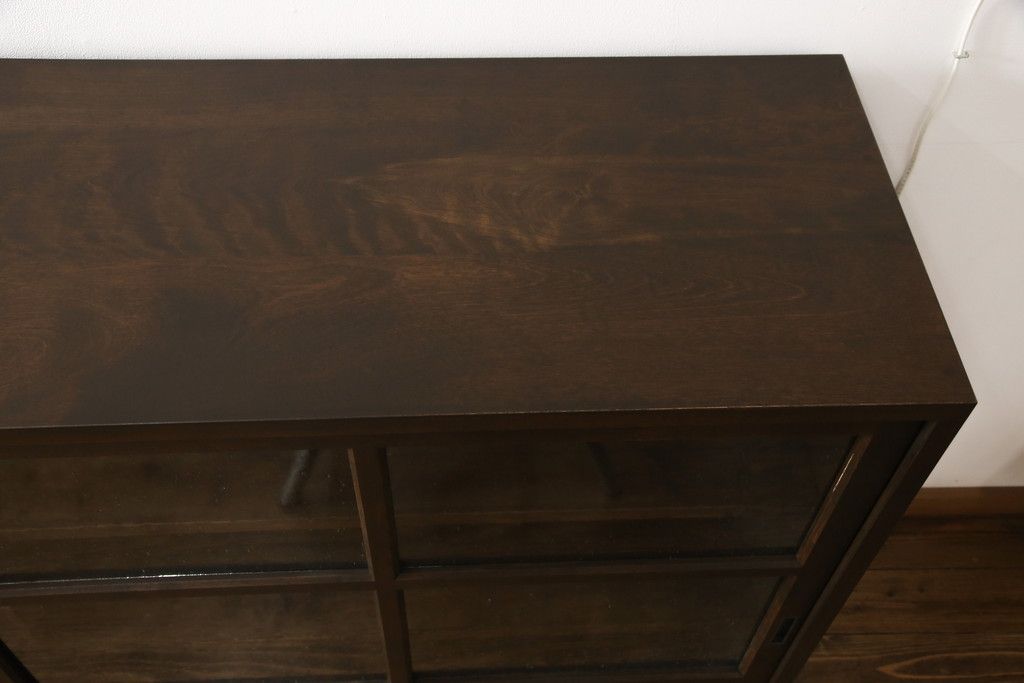 重ね戸棚を新規製作!本体に樺材、建具ガラスには気泡ガラスと花柄斜めガラスを使用。ご希望の色味に着色仕上げ。(キャビネット、食器棚、収納棚、店舗什器)