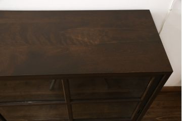 重ね戸棚を新規製作!本体に樺材、建具ガラスには気泡ガラスと花柄斜めガラスを使用。ご希望の色味に着色仕上げ。(キャビネット、食器棚、収納棚、店舗什器)