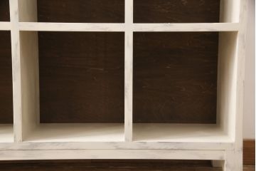 マス目棚を新規製作!木製脚を取り付け、アンティークホワイトで着色。エイジング加工を施し仕上げ。(飾り棚、収納棚、本棚、オープンラック)