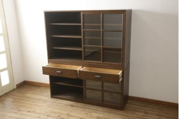 二段重ね食器棚を新規製作!上下段ともに棚内部は可動式の棚板を取り付け、引き出しはスライドレール付きに。建具はクリアガラスを使用。お好みの色に着色仕上げ。(重ね戸棚、収納棚、カップボード、キャビネット)