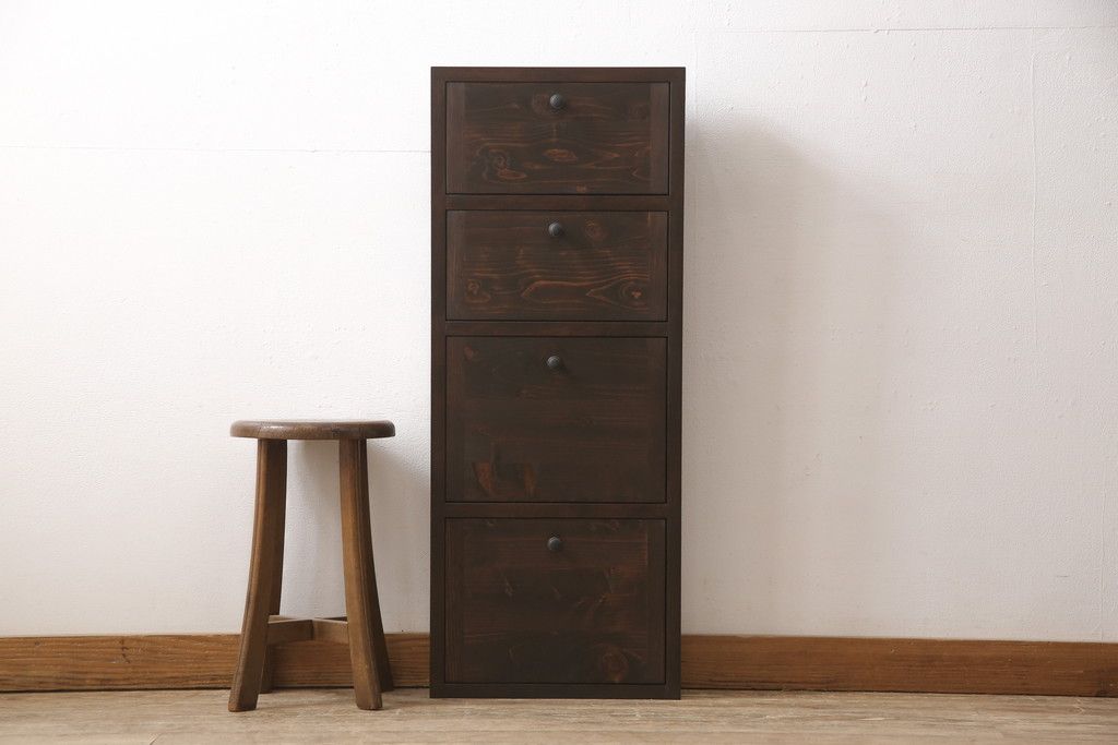 収納棚を新規製作!扉は全てフラップダウン式に。自然な茶色で着色仕上げ。(収納棚、戸棚)