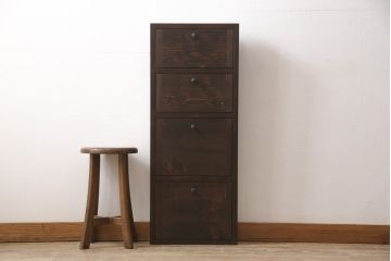 収納棚を新規製作!扉は全てフラップダウン式に。自然な茶色で着色仕上げ。(収納棚、戸棚)