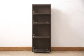 収納棚を新規製作!扉は全てフラップダウン式に。自然な茶色で着色仕上げ。(収納棚、戸棚)