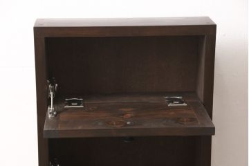 収納棚を新規製作!扉は全てフラップダウン式に。自然な茶色で着色仕上げ。(収納棚、戸棚)