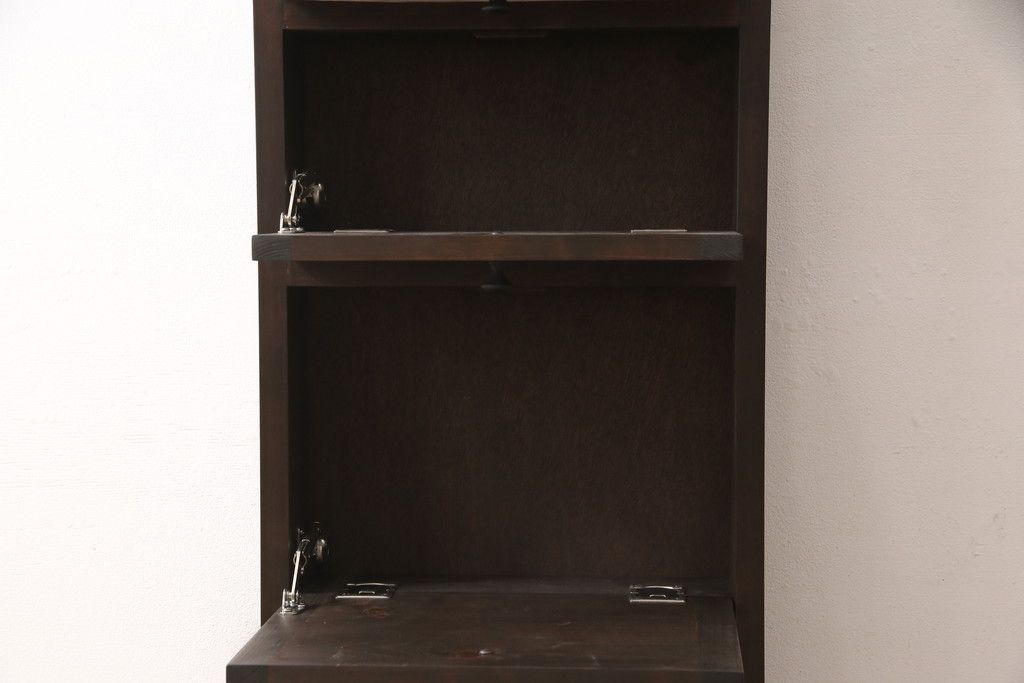 収納棚を新規製作!扉は全てフラップダウン式に。自然な茶色で着色仕上げ。(収納棚、戸棚)