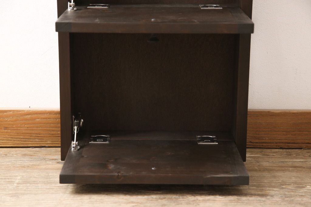 収納棚を新規製作!扉は全てフラップダウン式に。自然な茶色で着色仕上げ。(収納棚、戸棚)