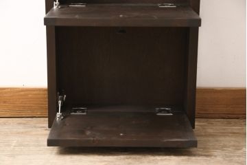 収納棚を新規製作!扉は全てフラップダウン式に。自然な茶色で着色仕上げ。(収納棚、戸棚)