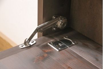 収納棚を新規製作!扉は全てフラップダウン式に。自然な茶色で着色仕上げ。(収納棚、戸棚)