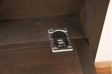 収納棚を新規製作!扉は全てフラップダウン式に。自然な茶色で着色仕上げ。(収納棚、戸棚)