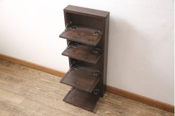 収納棚を新規製作!扉は全てフラップダウン式に。自然な茶色で着色仕上げ。(収納棚、戸棚)