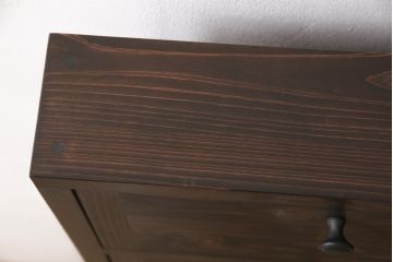 収納棚を新規製作!扉は全てフラップダウン式に。自然な茶色で着色仕上げ。(収納棚、戸棚)