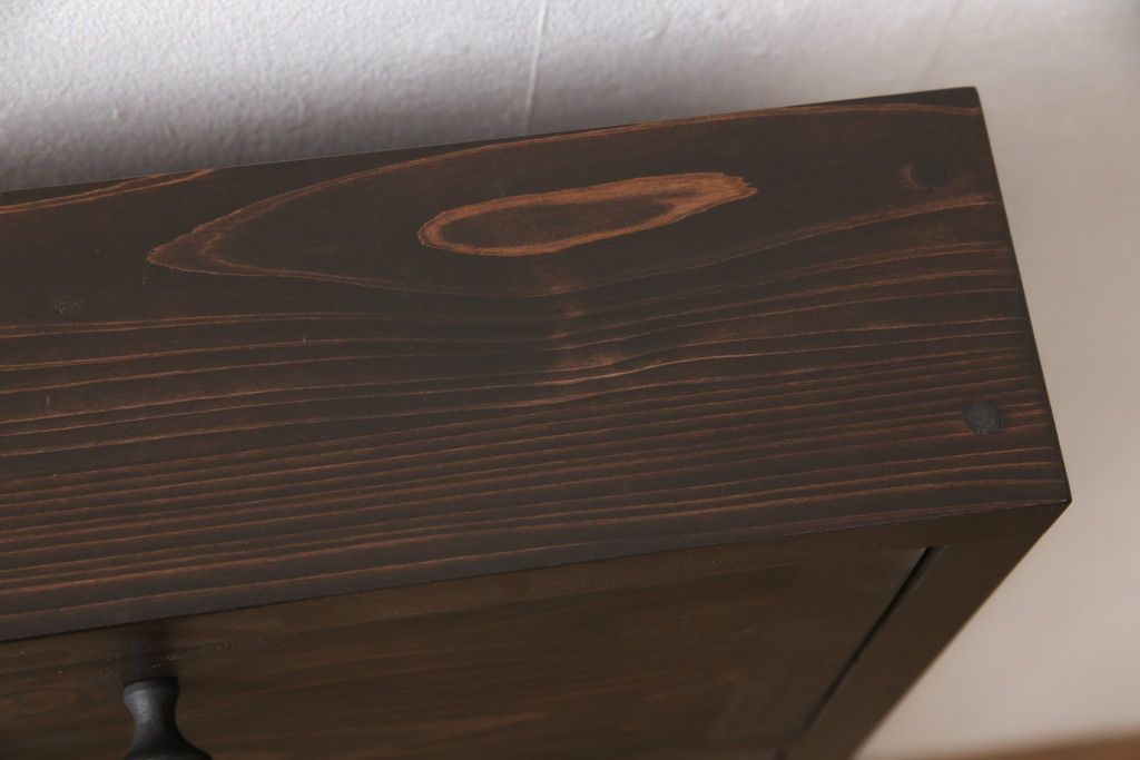 収納棚を新規製作!扉は全てフラップダウン式に。自然な茶色で着色仕上げ。(収納棚、戸棚)