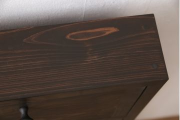 収納棚を新規製作!扉は全てフラップダウン式に。自然な茶色で着色仕上げ。(収納棚、戸棚)